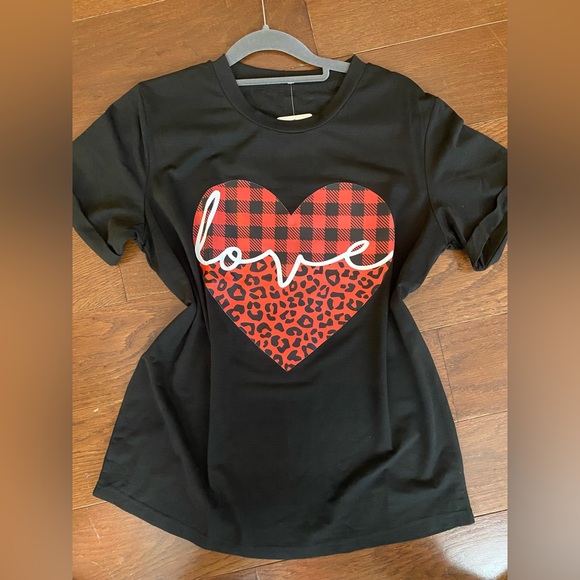 Source Unknown Tops - NWT black red plaid leopard heart love Vday tee size small